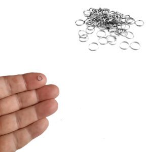 Argola Base Pequena em Aço Inox 304 6mm. Argola de aço inox 6mm mostrada na ponta dos dedos e em pilha.