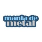 Logotipo Mania de Metal com letras azuis e cinzas.