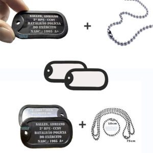 Duas dog tags militares pretas com corrente e silenciadores. Mania de Metal.