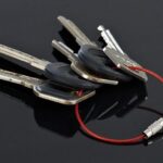 Cabo de Aço Inox Militar EDC Chaveiro Prendedor Organizador: Chaves presas em cabo de aço inox vermelho.