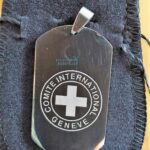 Dog Tag Grossa em Aço Inox 316L: Plaqueta com o símbolo da Cruz Vermelha, ideal para presente.