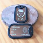 Dog tags militares gravadas com informações e símbolos. Dog Tag Fina personalizada.