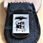 Dog Tag Grossa em Aço Inox 316L: Plaqueta com caveira e corvo, ideal para presente.