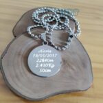 Placa Pingente Redondo em Aço Inox 316L com gravação personalizada. Joia elegante e durável.