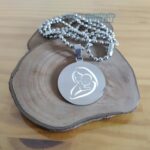 Placa Pingente Redondo em Aço Inox com gravação de mãe e bebê. Joia elegante e durável.