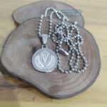 Placa Pingente Redondo em Aço Inox 316L com gravação veterinária e corrente de bolinhas.