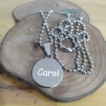 Placa Pingente Redondo em Aço Inox 316L com gravação "Carol". Colar moderno e elegante.