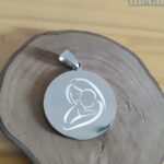 Placa Pingente Redondo em Aço Inox 316L com gravação de mãe e filho. Joia delicada e durável.