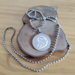 Placa Pingente Redondo em Aço Inox 316L com gravação de mãe e bebê. Joia elegante e durável.