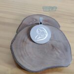 Placa Pingente Redondo em Aço Inox 316L: pingente redondo com gravação de mãe e bebê.