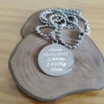 Placa Pingente Redondo em Aço Inox com gravação personalizada (Alexia, 19/05/2017, 22h40m, 2.430Kg, 50cm).