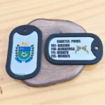 Dog tags coloridas PMMS: Ribeiro, Alvarenga, Renato, Mendes. Identificação militar.