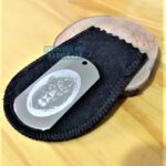 Dog Tag Grossa em Aço Inox 316L com gravação de leão coroado, ideal para presente.