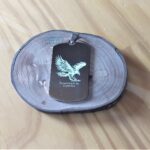 Dog Tag Grossa em Aço Inox 316L com águia e inscrição "Propriedade do CAPITÃO".