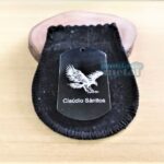 Dog Tag Grossa em Aço Inox: Plaqueta com águia e nome Cláudio Sáttos, ideal para presente.