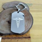 Dog Tag Grossa em Aço Inox 316L com símbolo da medicina. Plaqueta para presente.