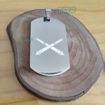 Dog Tag Grossa em Aço Inox 316L com canhões cruzados, ideal para presente personalizado.