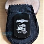 Dog Tag Grossa em Aço Inox 316L: Plaqueta com caveira e corvo, ideal para presente.