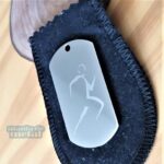 Dog Tag Grossa em Aço Inox 316L com desenho de corredor, ideal para presente.