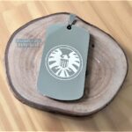 Dog Tag Grossa em Aço Inox 316L com o logo da S.H.I.E.L.D. Placa plaqueta ideal para presente.