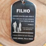Dog Tag Grossa em Aço Inox 316L com mensagem gravada para filho: "Lembre sempre que você é mais corajoso, forte, inteligente e amado.