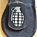 Dog Tag Grossa em Aço Inox 316L. Placa com desenho de granada, ideal para presente.