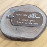 Dog Tag Grossa em Aço Inox 316L: Plaqueta com mensagem "DRIVE SAFE" e desenho de caminhão, ideal para presente.