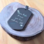 Dog Tag Grossa em Aço Inox 316L com gravação "Drive Safe. I need you here with me. LA." para presente.