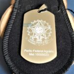 Dog Tag Grossa em Aço Inox 316L com o brasão da República Federativa do Brasil. Placa plaqueta para presente.