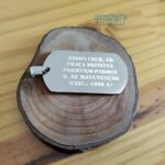 Dog Tag Grossa em Aço Inox 316L: Plaqueta personalizada para presente, com gravação detalhada.