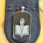 Dog Tag Grossa em Aço Inox 316L com design de livro e chama, ideal para presente.