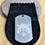 Dog Tag Grossa em Aço Inox 316L com desenho de lobo. Plaqueta para presente.
