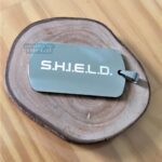 Dog Tag Grossa S.H.I.E.L.D. em Aço Inox 316L. Plaqueta para presente com o logo da S.H.I.E.L.D.