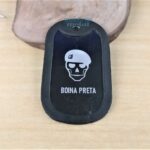 Dog Tag Fina preta com caveira de boina. BOINA PRETA.