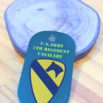 Dog tag colorida do Exército dos EUA, 7º Regimento de Cavalaria. Design com cavalo e cores vibrantes.