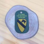 Dog tag color do exército dos EUA, 7º Regimento de Cavalaria, com o logotipo da unidade.