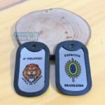 Dog tags coloridas do Exército Brasileiro: "2º Pelotão Leões de Guerra" e brasão do Exército.