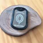 Dog Tag Fina do Exército Brasileiro em base de madeira.