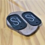 Dog tags coloridos "Tuboo" e "Pono" em base de madeira. Ideal para identificação de pets.