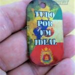 Dog tag Color com a frase "Tudo por um ideal" e o brasão do Rio Grande do Sul.