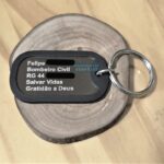 Dog Tag Fina personalizada com nome, profissão Bombeiro Civil e mensagem "Gratidão a Deus".