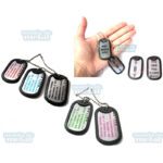 Dog tags coloridos com informações pessoais, como nome e tipo sanguíneo. Dog tag Fina Color.