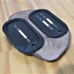 Dog tags pretas com números em base de madeira. Dog tag Color.