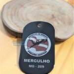 Dog tag color preto com o brasão "Mergulho de Resgate" e a inscrição "Mergulho MG-209".