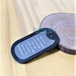 Dog Tag Fina de metal com gravação da passagem bíblica Mateus 22:37.