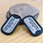 Dog tags pretas "Clovis Silveira" com a inscrição "Uma vez PE, sempre PE!".