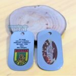 Dog tags coloridas com identificação militar e brasão "Guerra na Selva".