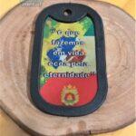 Dog tag Color com a frase: "O que fazemos em vida ecoa pela eternidade".