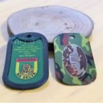 Dog tags coloridas com temas militares e texto legível. Dog tag Fina Color.