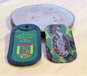 Dog tags coloridas com temas militares e texto legível. Dog tag Fina Color.